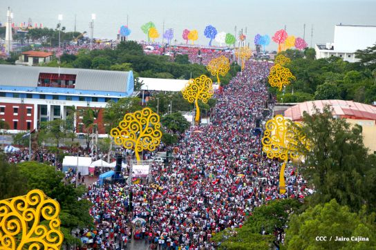 Plaza llena! Pueblo se desborda para celebrar el 36/19 en la Plaza La Fé