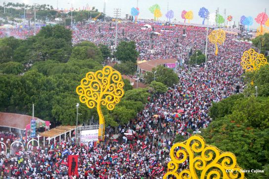 Plaza llena! Pueblo se desborda para celebrar el 36/19 en la Plaza La Fé