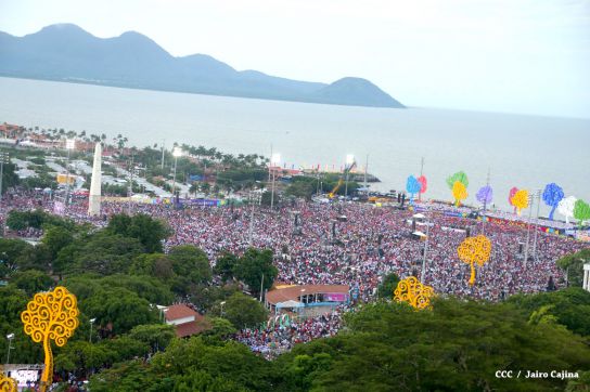 Plaza llena! Pueblo se desborda para celebrar el 36/19 en la Plaza La Fé