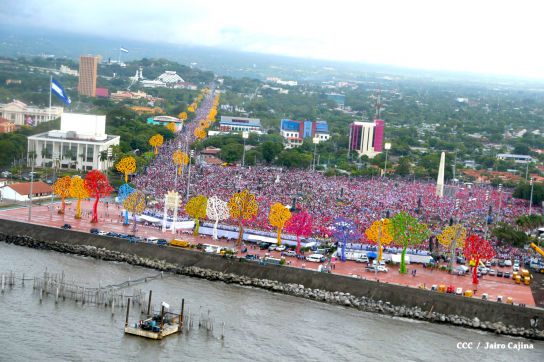 Plaza llena! Pueblo se desborda para celebrar el 36/19 en la Plaza La Fé