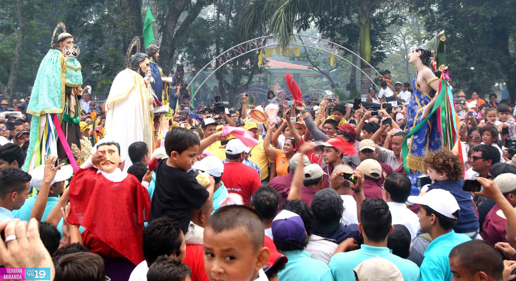 Tope de Santos reúne a miles en Dolores