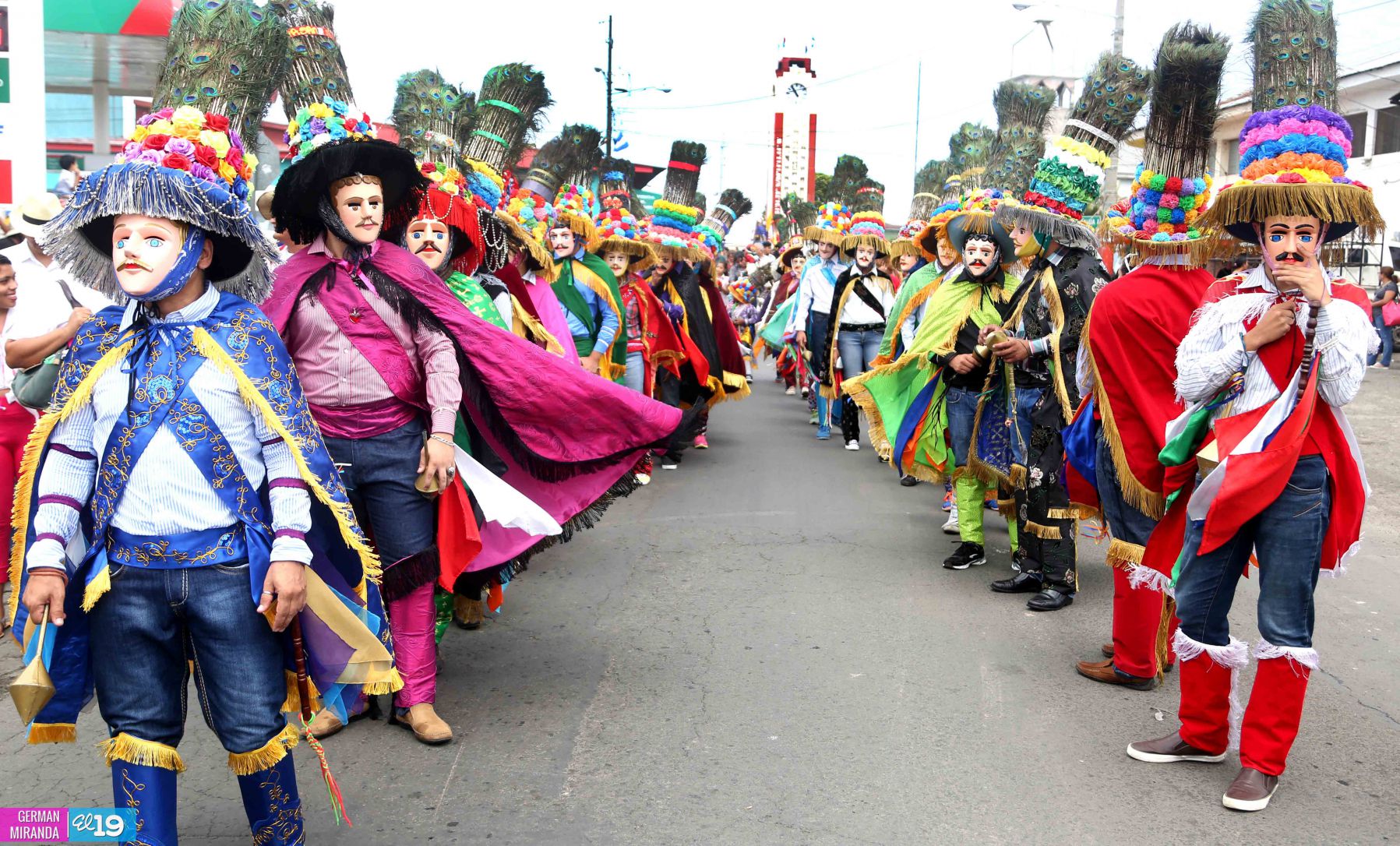 Tope de Santos reúne a miles en Dolores