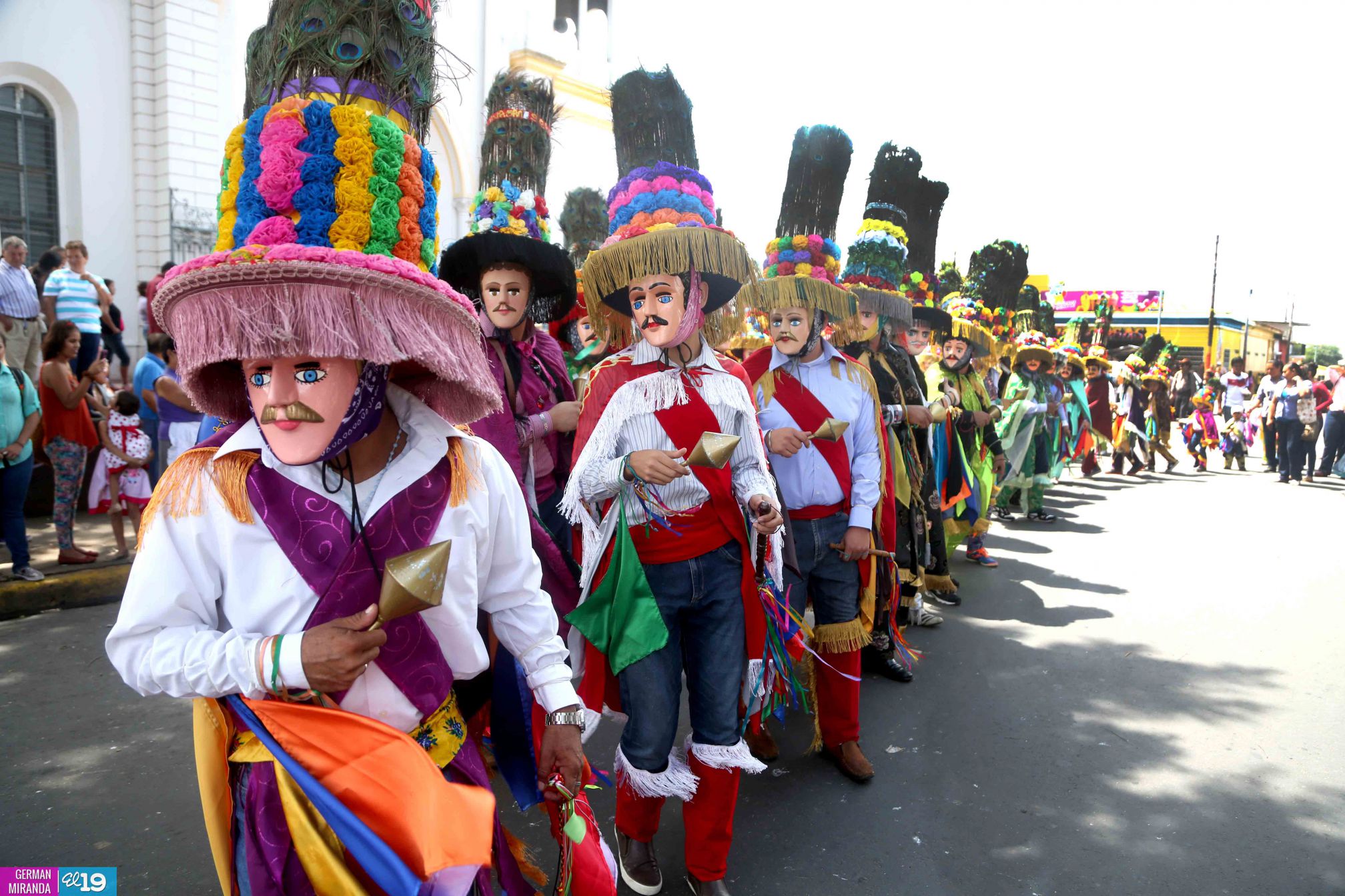 Tope de Santos reúne a miles en Dolores
