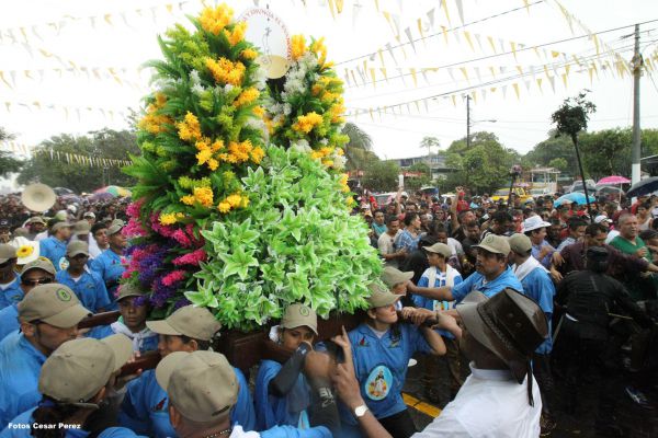 Managuas peregrinan colmados de fervor, amor y alegría en la tradicional bajada de Santo Domingo de Guzmán