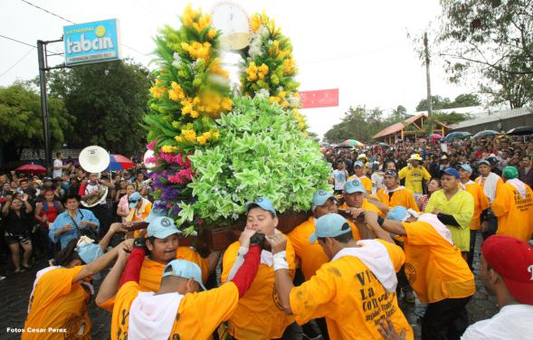 Managuas peregrinan colmados de fervor, amor y alegría en la tradicional bajada de Santo Domingo de Guzmán