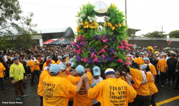 Managuas peregrinan colmados de fervor, amor y alegría en la tradicional bajada de Santo Domingo de Guzmán