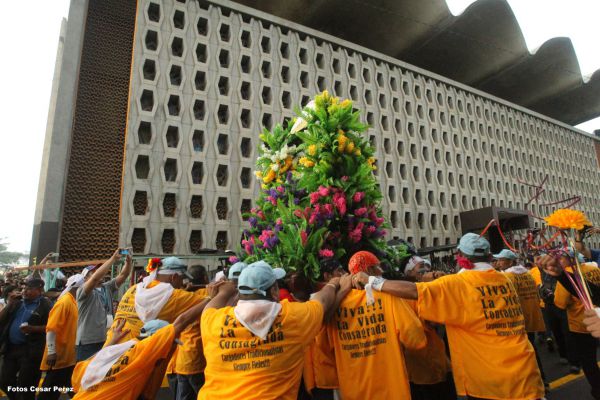 Managuas peregrinan colmados de fervor, amor y alegría en la tradicional bajada de Santo Domingo de Guzmán
