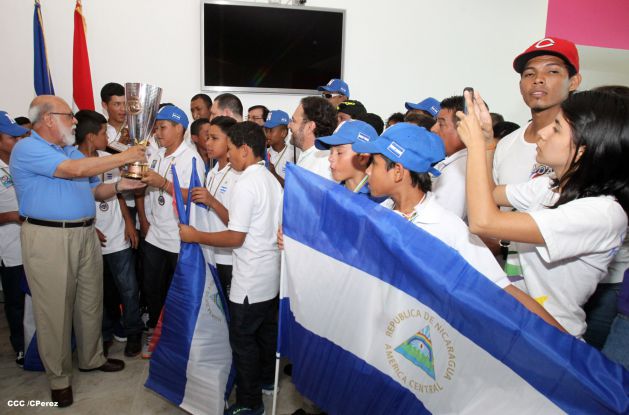 Nicaragua recibe con honores a peloteritos héroes de la Sub-12