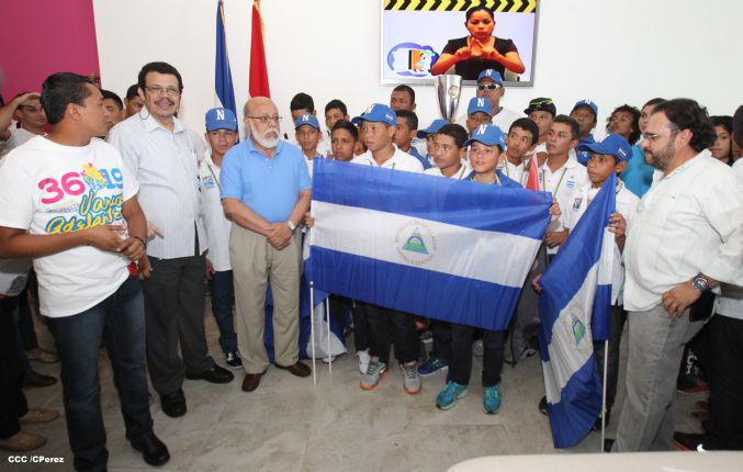 Nicaragua recibe con honores a peloteritos héroes de la Sub-12