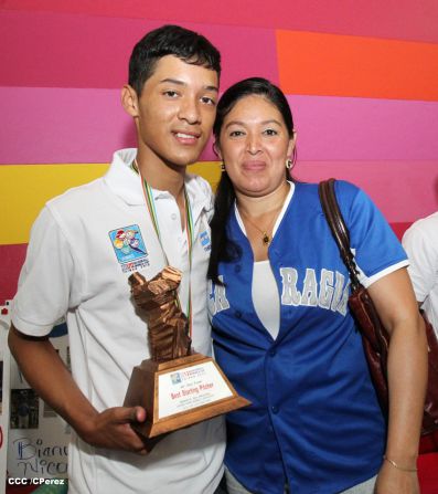 Nicaragua recibe con honores a peloteritos héroes de la Sub-12
