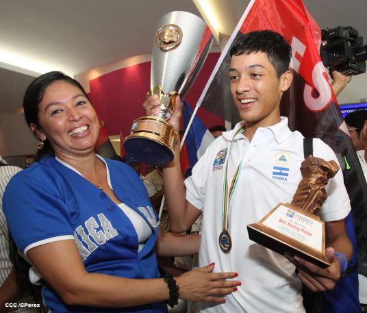 Nicaragua recibe con honores a peloteritos héroes de la Sub-12