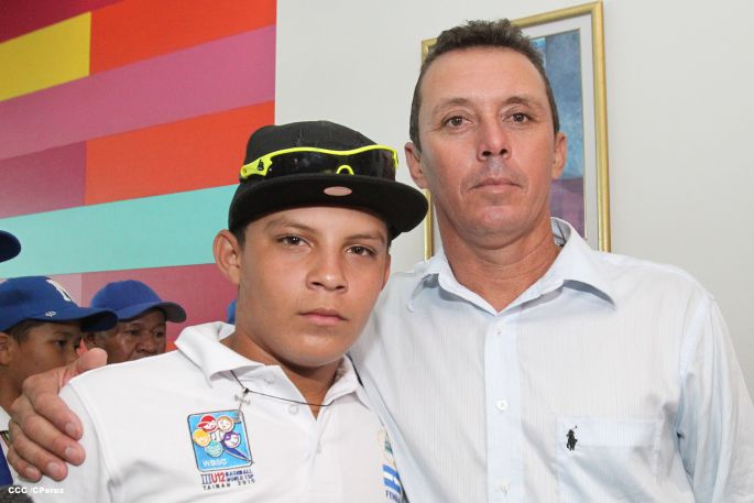 Nicaragua recibe con honores a peloteritos héroes de la Sub-12