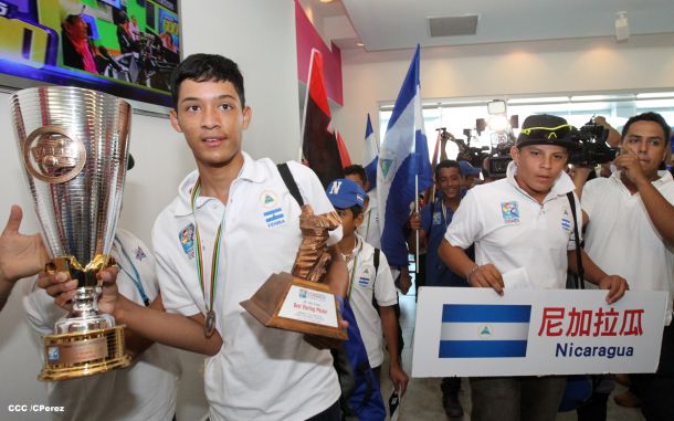 Nicaragua recibe con honores a peloteritos héroes de la Sub-12