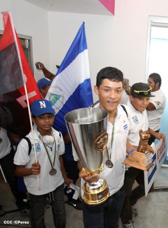 Nicaragua recibe con honores a peloteritos héroes de la Sub-12