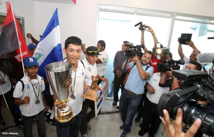 Nicaragua recibe con honores a peloteritos héroes de la Sub-12