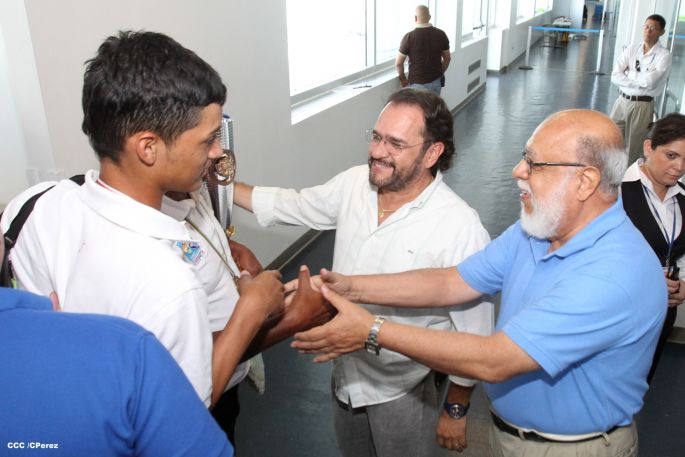 Nicaragua recibe con honores a peloteritos héroes de la Sub-12