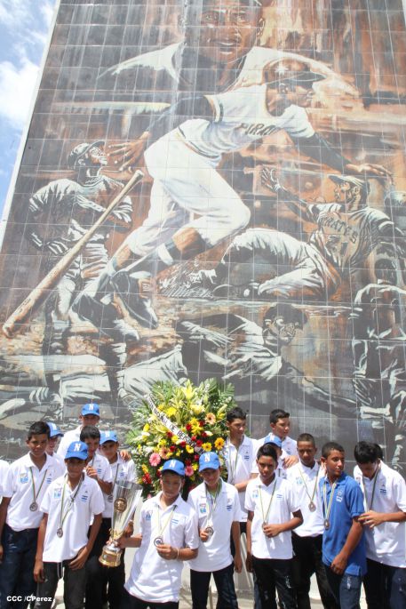 Nicaragua recibe con honores a peloteritos héroes de la Sub-12