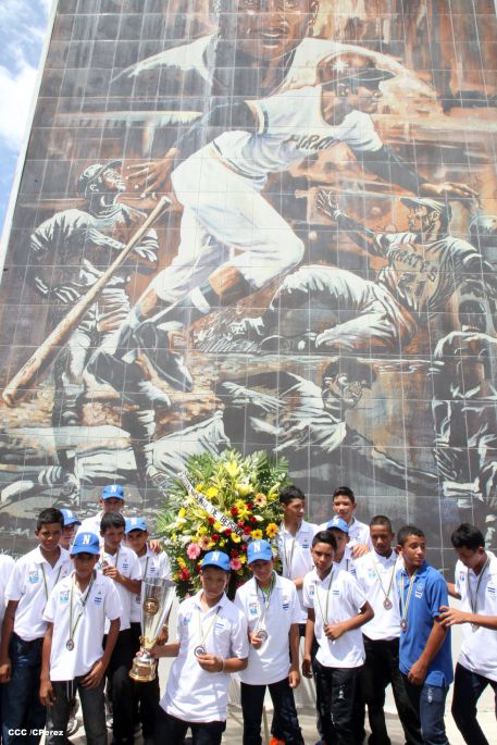 Nicaragua recibe con honores a peloteritos héroes de la Sub-12