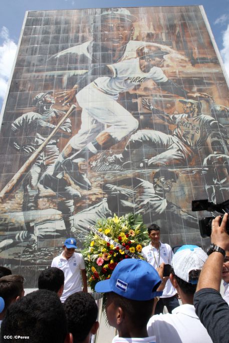 Nicaragua recibe con honores a peloteritos héroes de la Sub-12