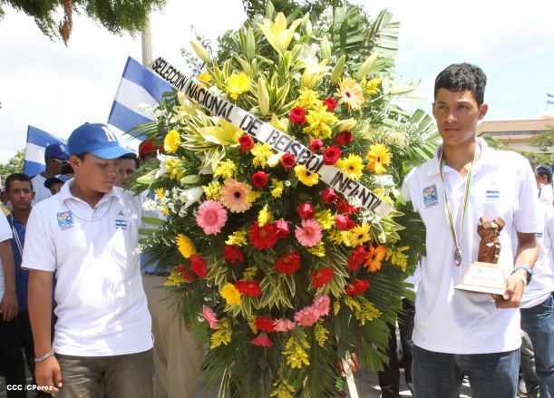 Nicaragua recibe con honores a peloteritos héroes de la Sub-12
