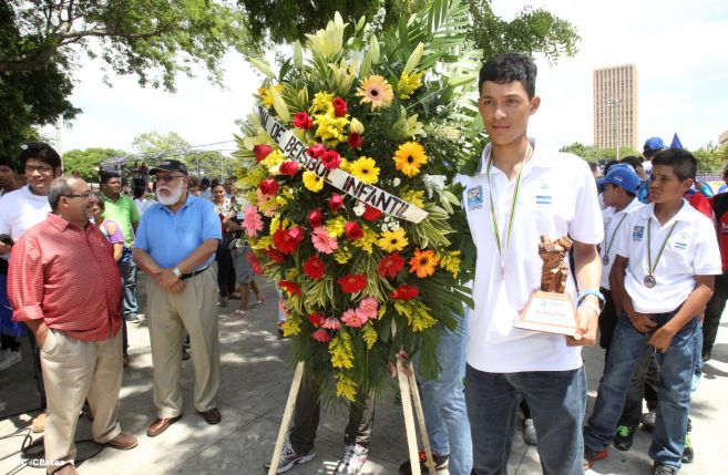 Nicaragua recibe con honores a peloteritos héroes de la Sub-12