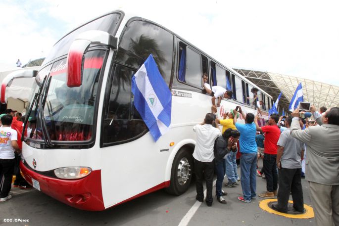 Nicaragua recibe con honores a peloteritos héroes de la Sub-12