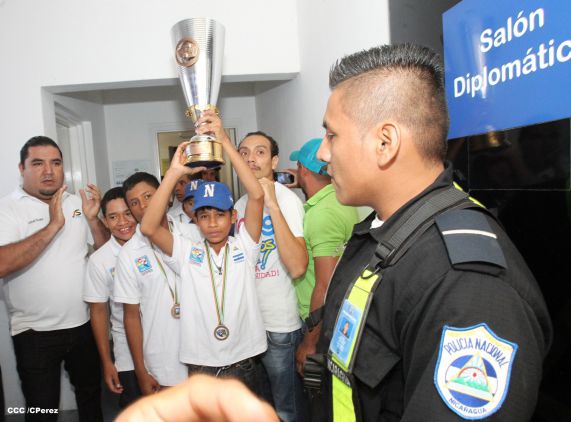 Nicaragua recibe con honores a peloteritos héroes de la Sub-12