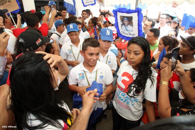 Nicaragua recibe con honores a peloteritos héroes de la Sub-12