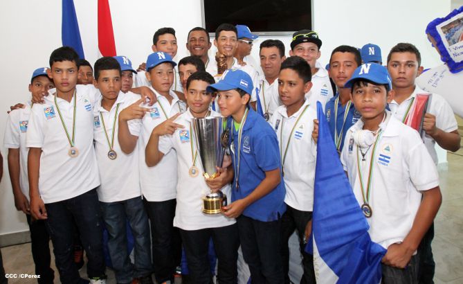 Nicaragua recibe con honores a peloteritos héroes de la Sub-12