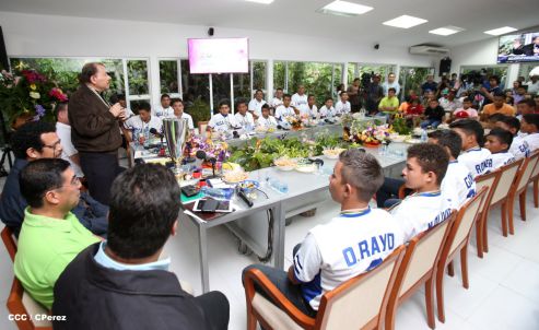 Presidente Daniel recibe a niños campeones de la selección sub-12 de béisbol