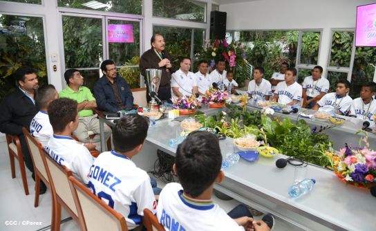 Presidente Daniel recibe a niños campeones de la selección sub-12 de béisbol