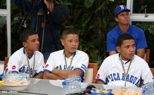 Presidente Daniel recibe a niños campeones de la selección sub-12 de béisbol