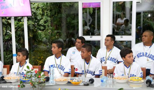 Presidente Daniel recibe a niños campeones de la selección sub-12 de béisbol