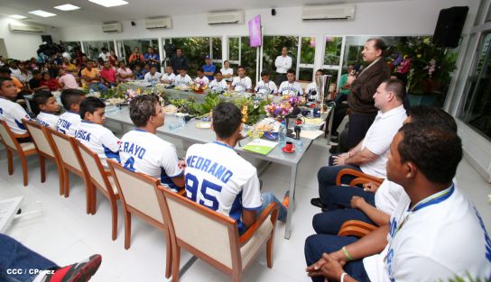 Presidente Daniel recibe a niños campeones de la selección sub-12 de béisbol