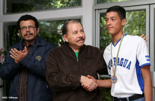 Presidente Daniel recibe a niños campeones de la selección sub-12 de béisbol