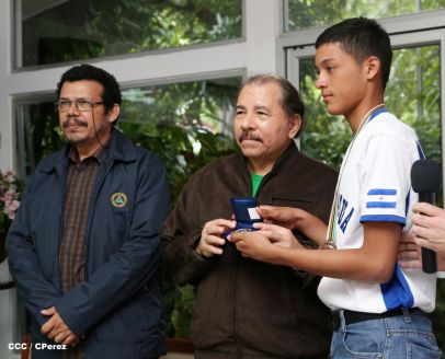 Presidente Daniel recibe a niños campeones de la selección sub-12 de béisbol