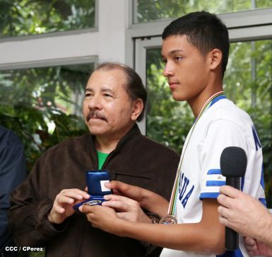 Presidente Daniel recibe a niños campeones de la selección sub-12 de béisbol
