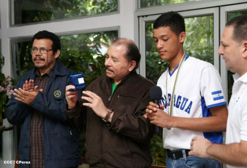Presidente Daniel recibe a niños campeones de la selección sub-12 de béisbol