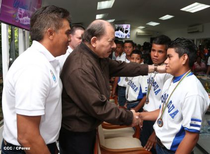 Presidente Daniel recibe a niños campeones de la selección sub-12 de béisbol