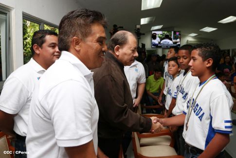 Presidente Daniel recibe a niños campeones de la selección sub-12 de béisbol