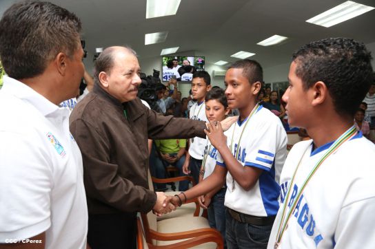 Presidente Daniel recibe a niños campeones de la selección sub-12 de béisbol