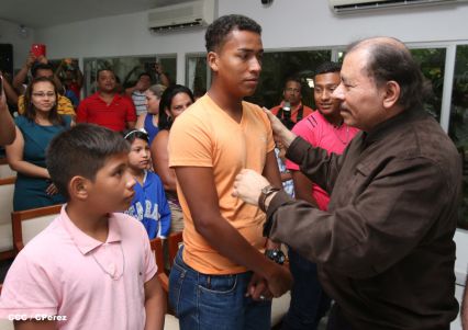 Presidente Daniel recibe a niños campeones de la selección sub-12 de béisbol