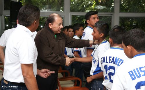 Presidente Daniel recibe a niños campeones de la selección sub-12 de béisbol