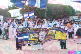 Estudiantes de los distritos V y VI desfilan enalteciendo valores de identidad y fervor patrio