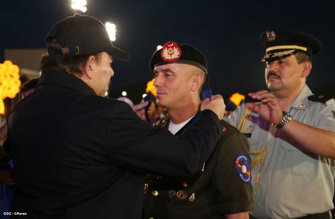 Daniel y Rosario participan en Acto del 36 Aniversario del Ejército de Nicaragua