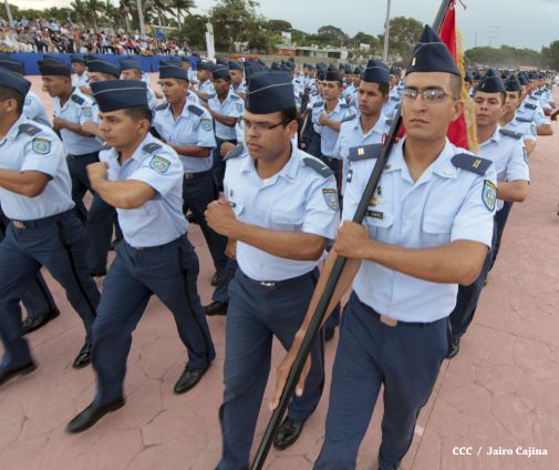 Daniel y Rosario participan en Acto del 36 Aniversario del Ejército de Nicaragua