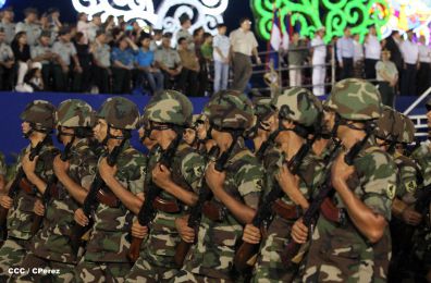 Desfile militar Pueblo-Ejército en Plaza de la Fé "Juan Pablo II"