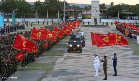 Desfile militar Pueblo-Ejército en Plaza de la Fé "Juan Pablo II"