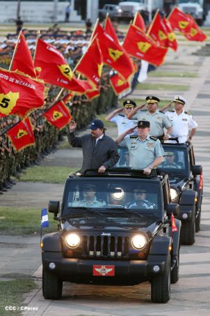 Desfile militar Pueblo-Ejército en Plaza de la Fé "Juan Pablo II"