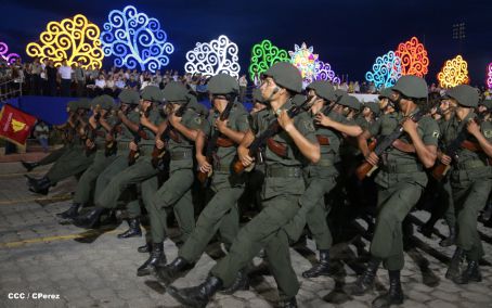 Desfile militar Pueblo-Ejército en Plaza de la Fé "Juan Pablo II"